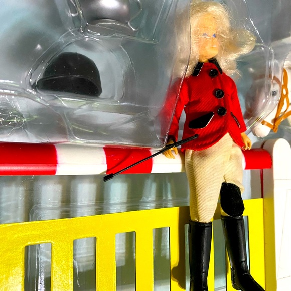 BLUE RIBBON WINNERS VINTAGE 1993 EQUESTRIAN SET HORSE RIDER JUMPS TROPHY SADDLE - Picture 9 of 16